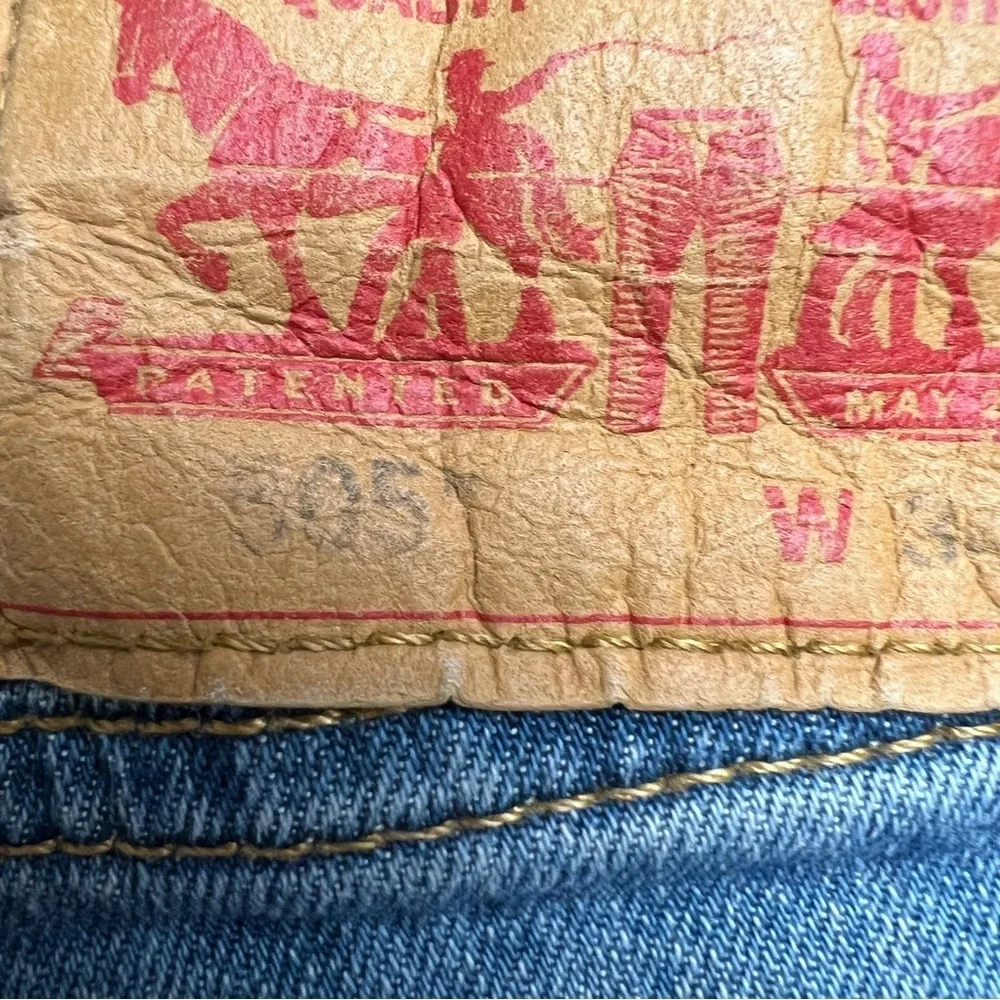 LEVI’S 505 Straight Leg Jeans with Busted Knee. Size 34X32